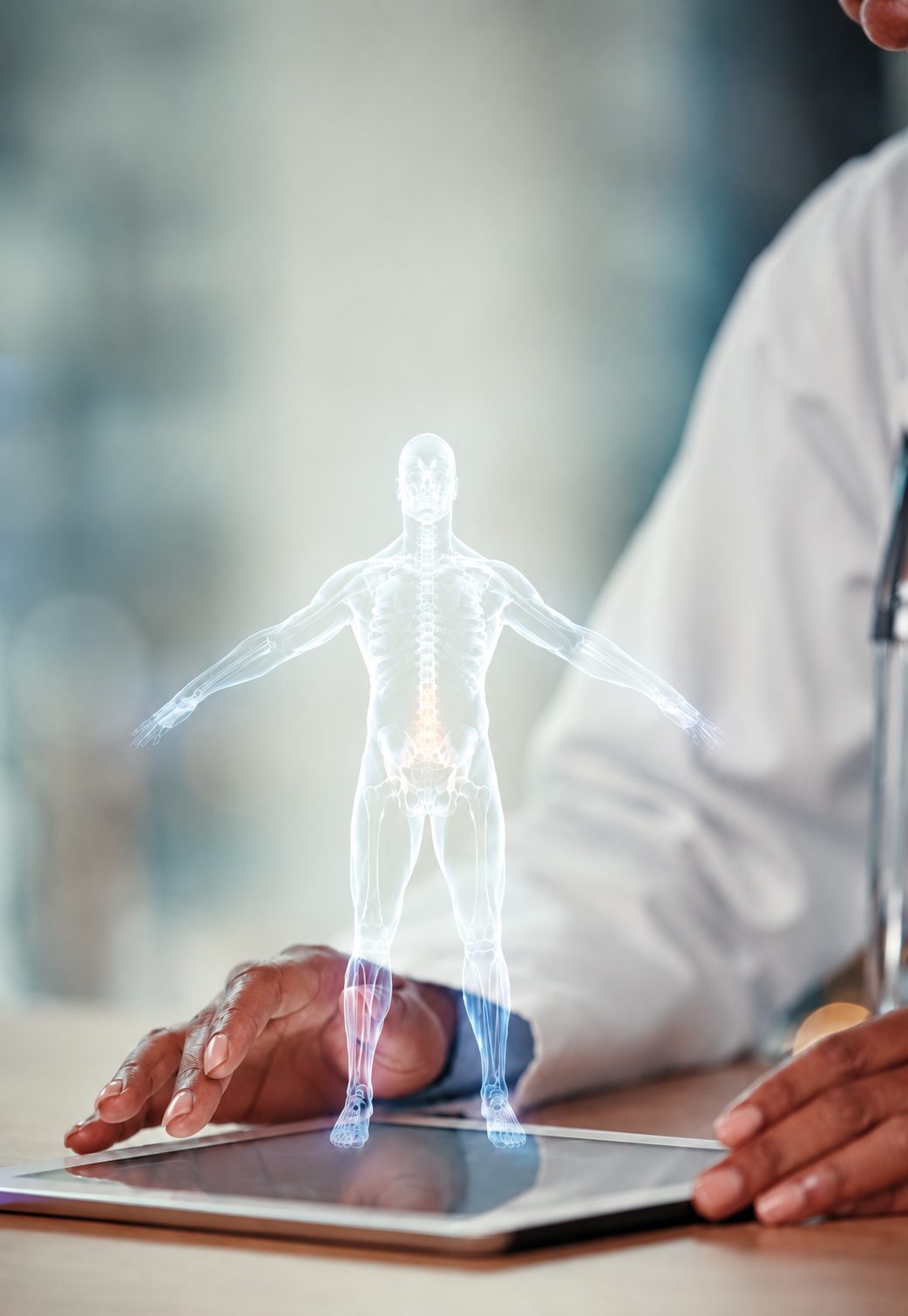 Médico com holograma do corpo humano sobre um tablet