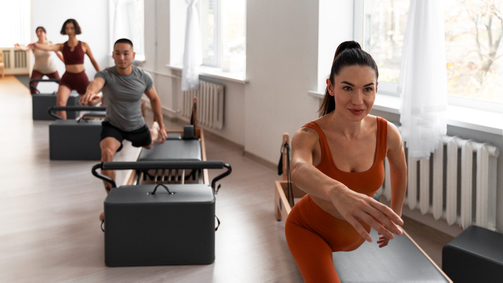 Homem a praticar Pilates Clínico num reformer